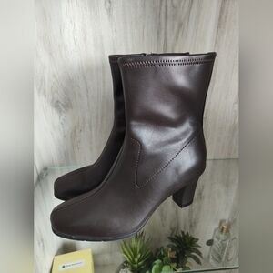 Aerosoles Cinnamon Heeled Tailored Booties in a brown faux leather finish SZ 7.5